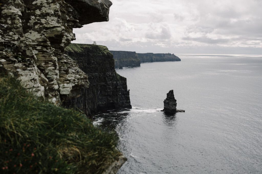 Grüne Cliffs of Moher über dem dunklen Atlantik an Irlands Westküste