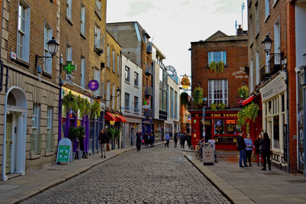 Lebhafte Straße im Dubliner Viertel Temple Bar mit roten Backsteinfassaden