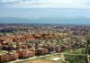 Marrakesch mit dem Atlasgebirge im Hintergrund