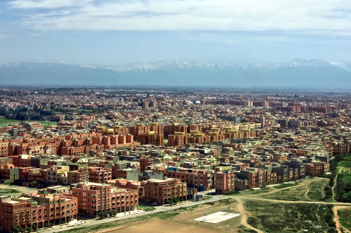 Marrakesch mit dem Atlasgebirge im Hintergrund