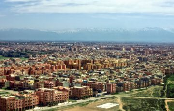 Marrakesch mit dem Atlasgebirge im Hintergrund