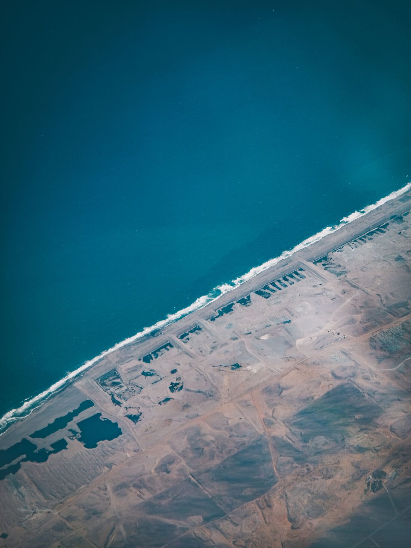 Namibische Küstenwüste trifft auf den Atlantik