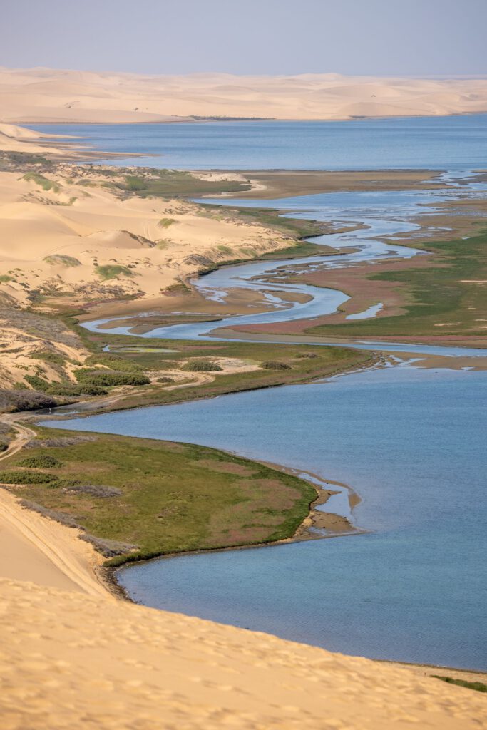 Luftbild von Dünen, Küste und Feuchtgebiet in Namibia