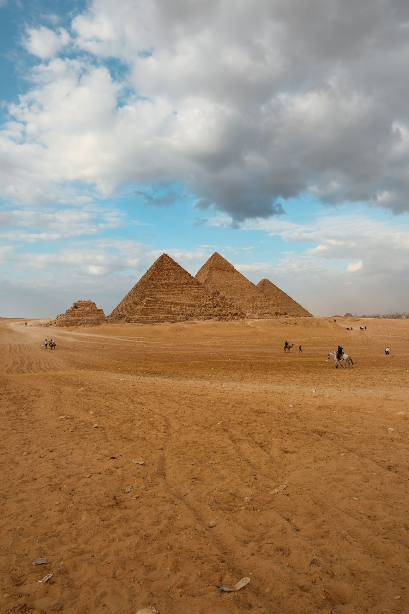 Pyramiden von Gizeh unter weitem Himmel