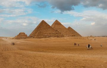 Pyramiden von Gizeh unter weitem Himmel