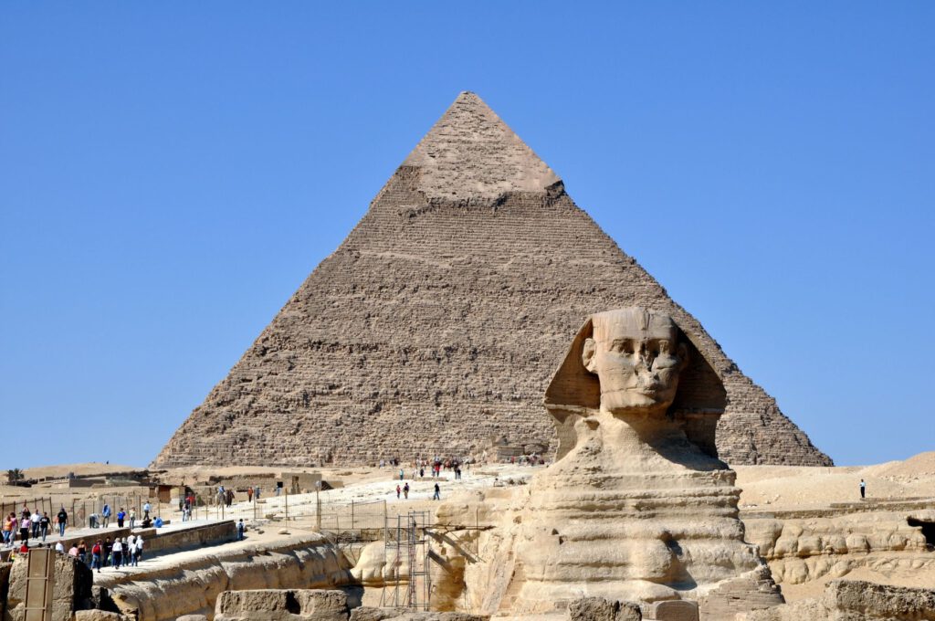 Sphinx und Pyramide auf dem Gizeh-Plateau