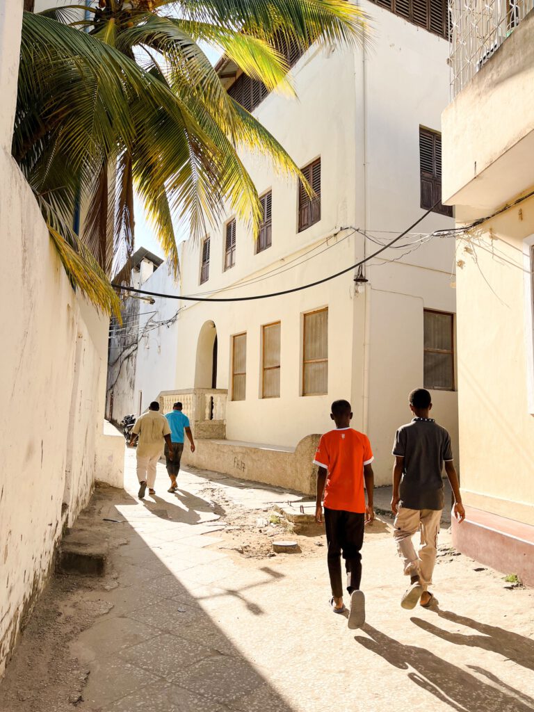 Straßenszene in Stone Town auf Sansibar