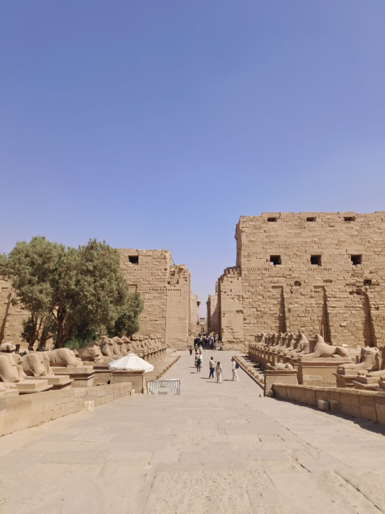 Säulen und Statuen im Karnak-Tempel in Luxor