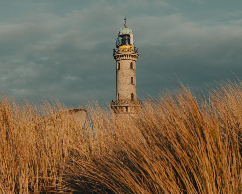 Leuchtturm Warnemünde hinter Küstengras