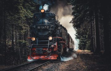 Historische Dampflok auf einer Strecke im Harz