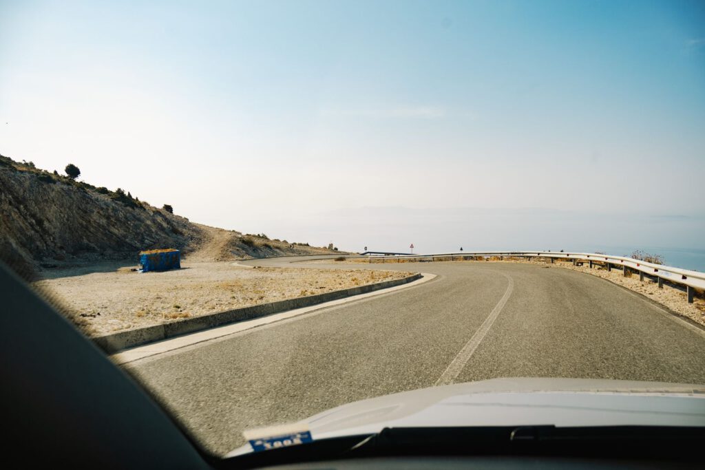 Küstenstraße mit weitem Blick auf das Meer