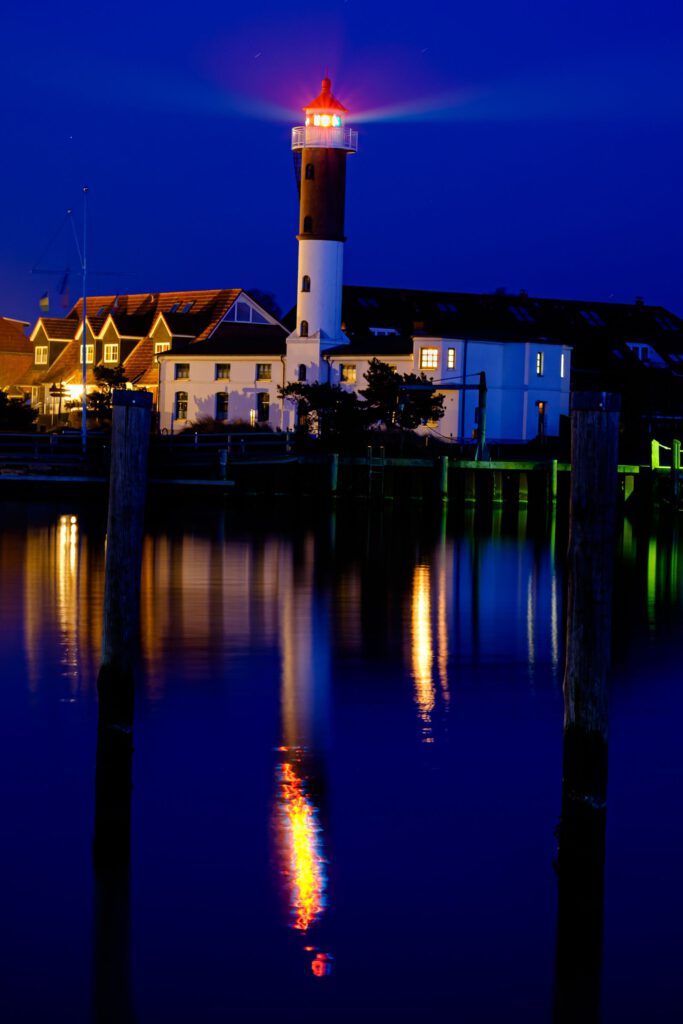 Leuchtturm auf Poel in der blauen Stunde