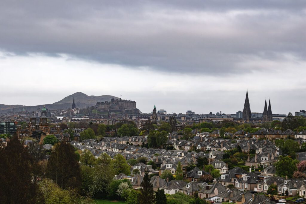 Panorama von Edinburgh mit historischer Altstadt und Burg unter tiefen Wolken