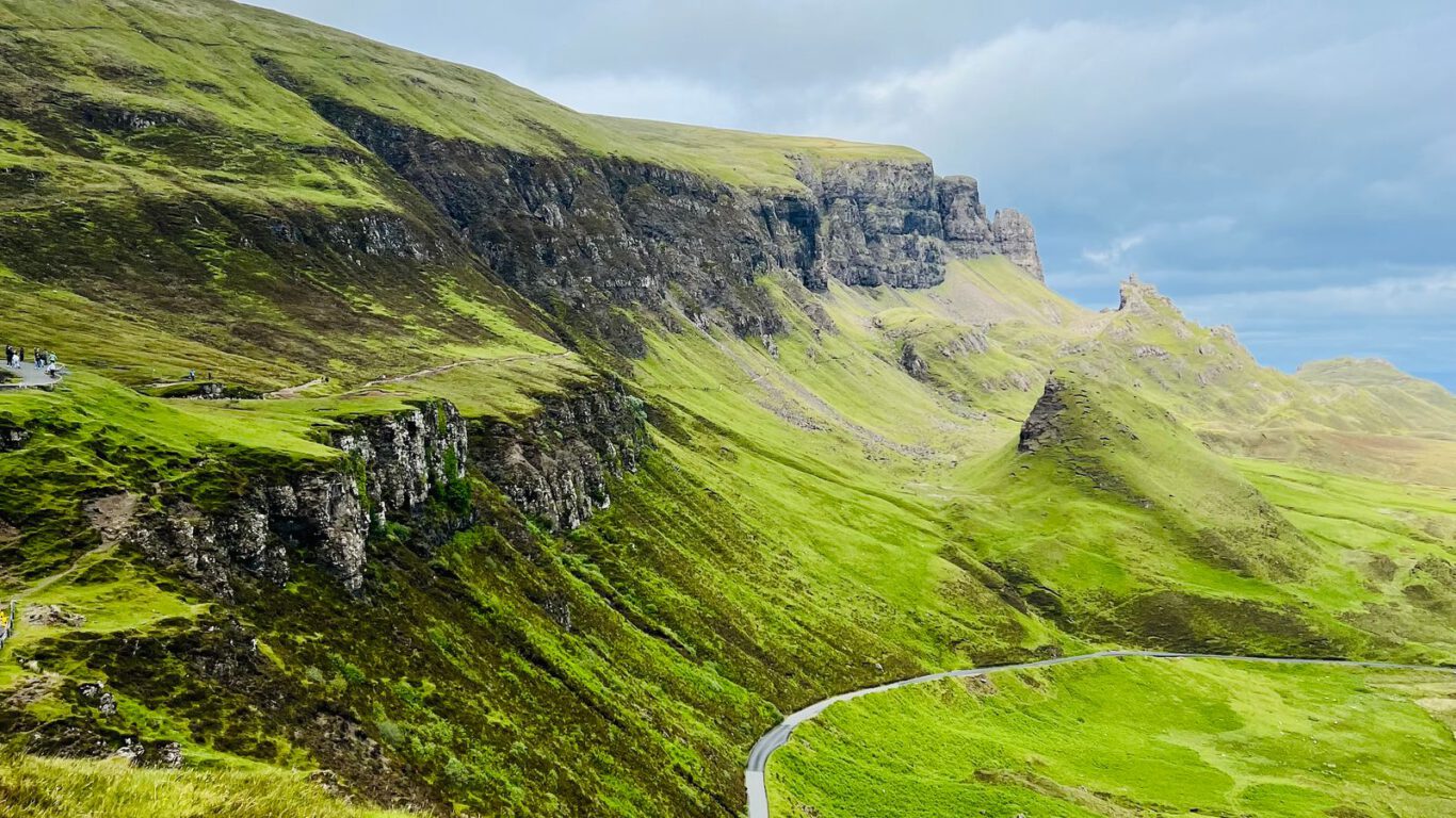 Grüne Berglandschaft und dramatische Felsen in den schottischen Highlands