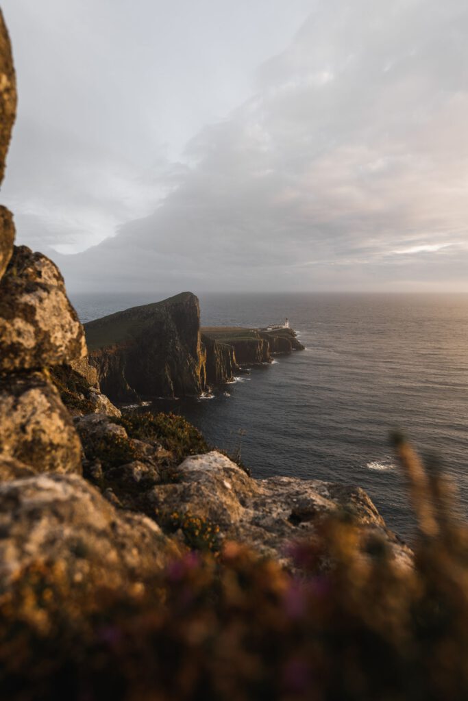 Neist Point auf der Isle of Skye mit Leuchtturm, Klippen und weitem Meer